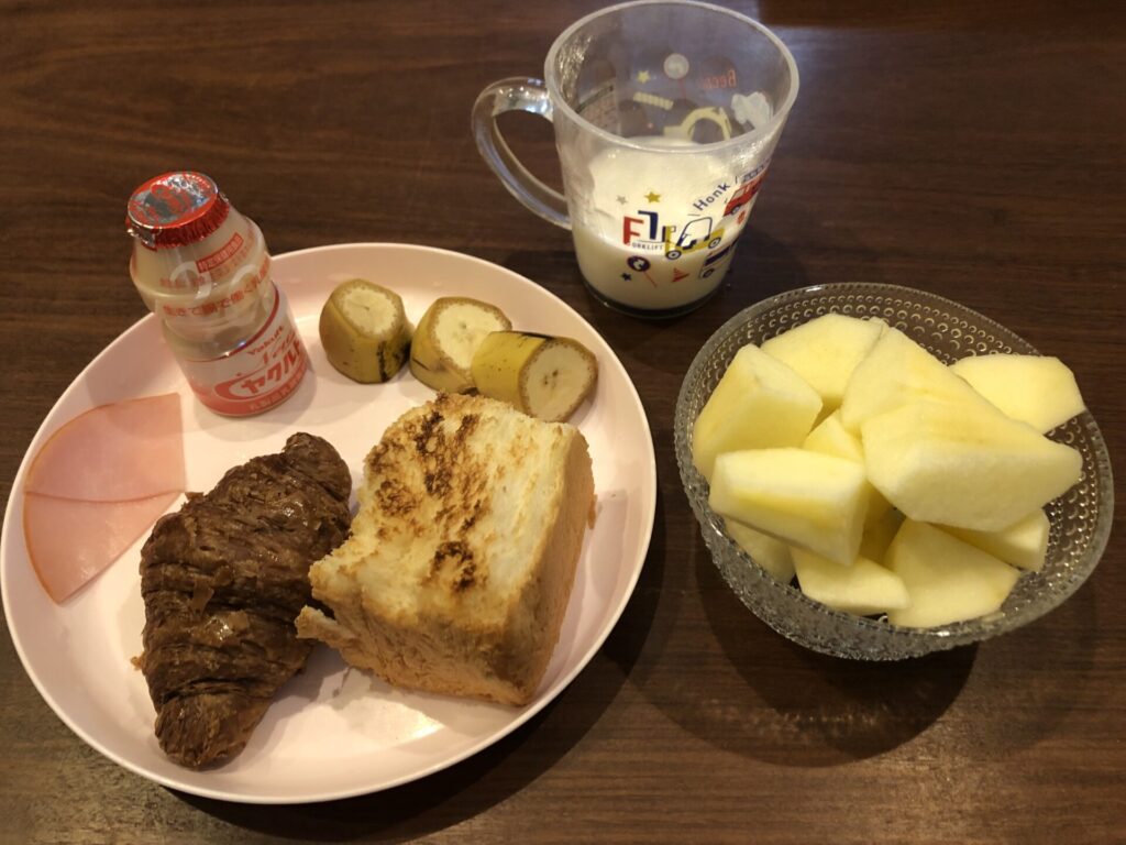 食パン+クロワッサン+ハム＋バナナ・リンゴ+牛乳