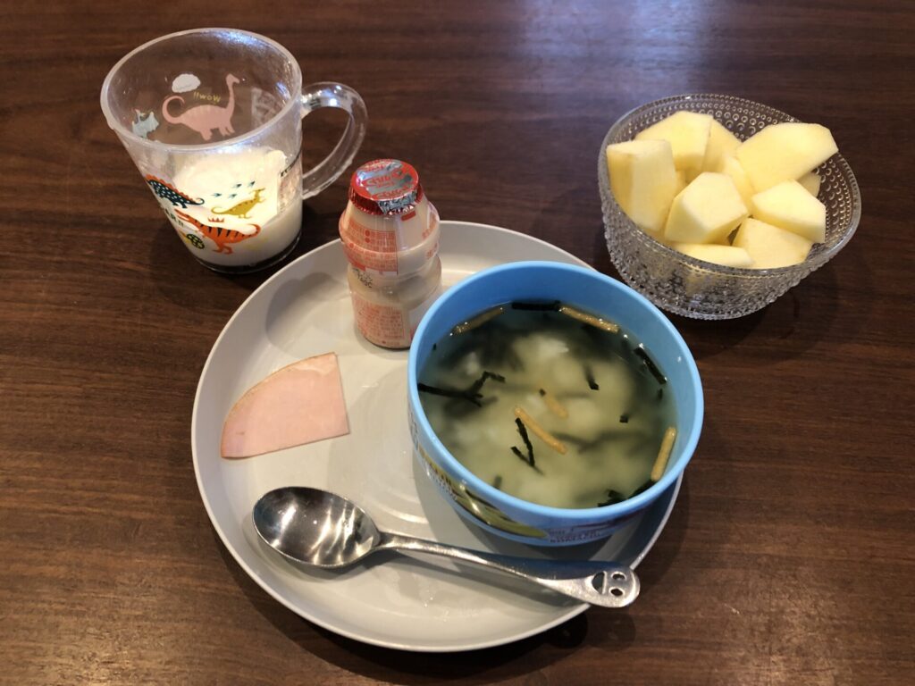 お茶漬け＋ハム+リンゴ+牛乳