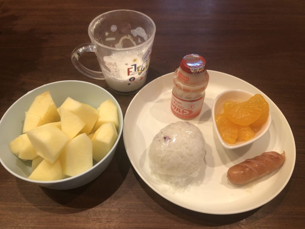 おにぎり+ウィンナー+ミカンの缶詰+牛乳